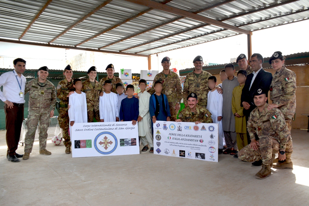 Herat: militari italiani donano materiali