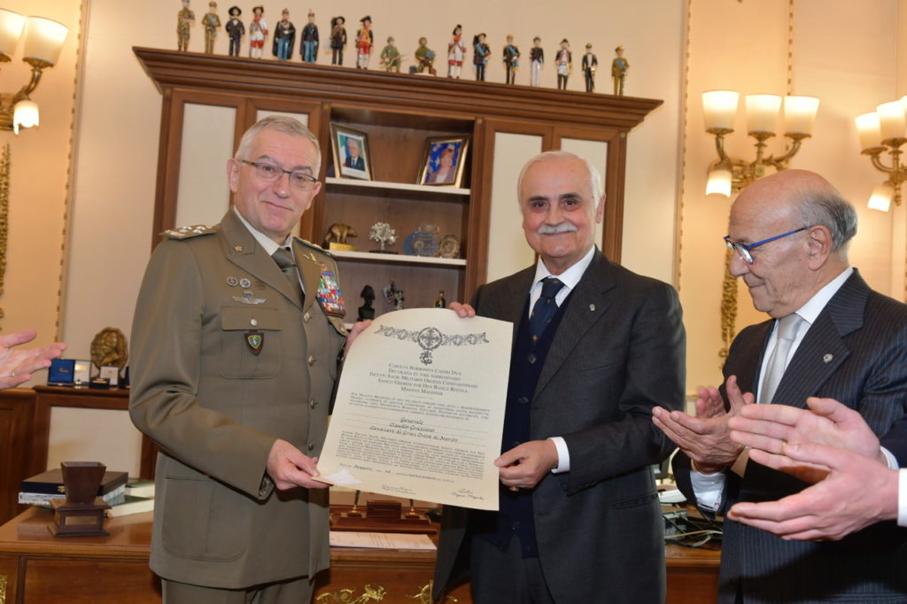 Il Presidente del Corpo Internazionale di Soccorso presso il Ministero della Difesa per la consegna dell’onorificenza di Cavaliere di Gran Croce – SMOCSG al Generale Claudio Graziano