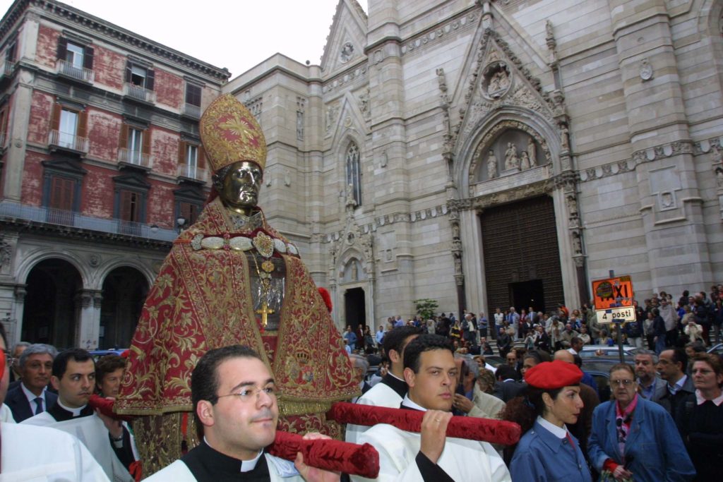 Sabato 2 maggio, la Guardia d’Onore alle Reali Tombe dei Sovrani Borbone alla Processione delle Reliquie di San Gennaro‏